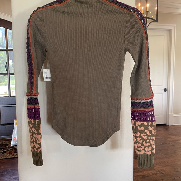 Free People long sleeve tee with beautiful detail. - Picture 5 of 10